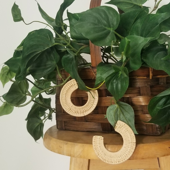 BOHEMIAN BEAUTY CREAM RAFFIA SEMI HOOP EARRINGS - Picture 5 of 6